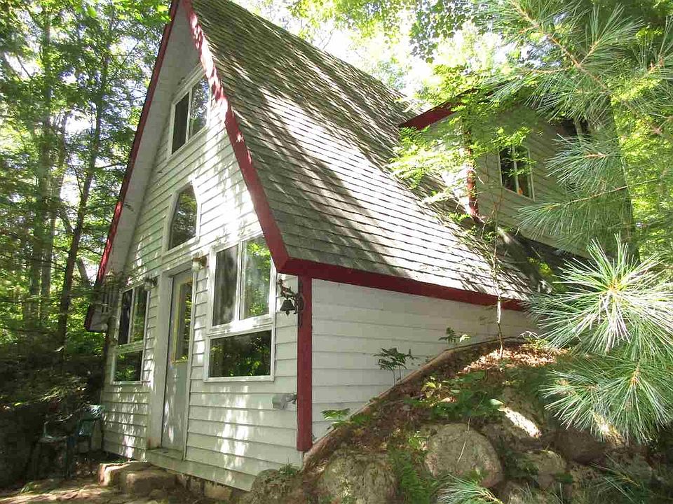 Cute cabin nesteled in the woods