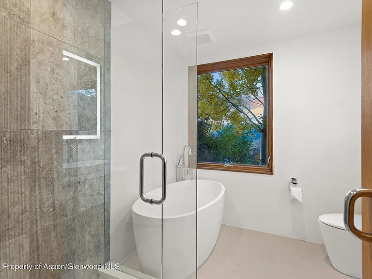 699 Eppley Dr — Photo 32