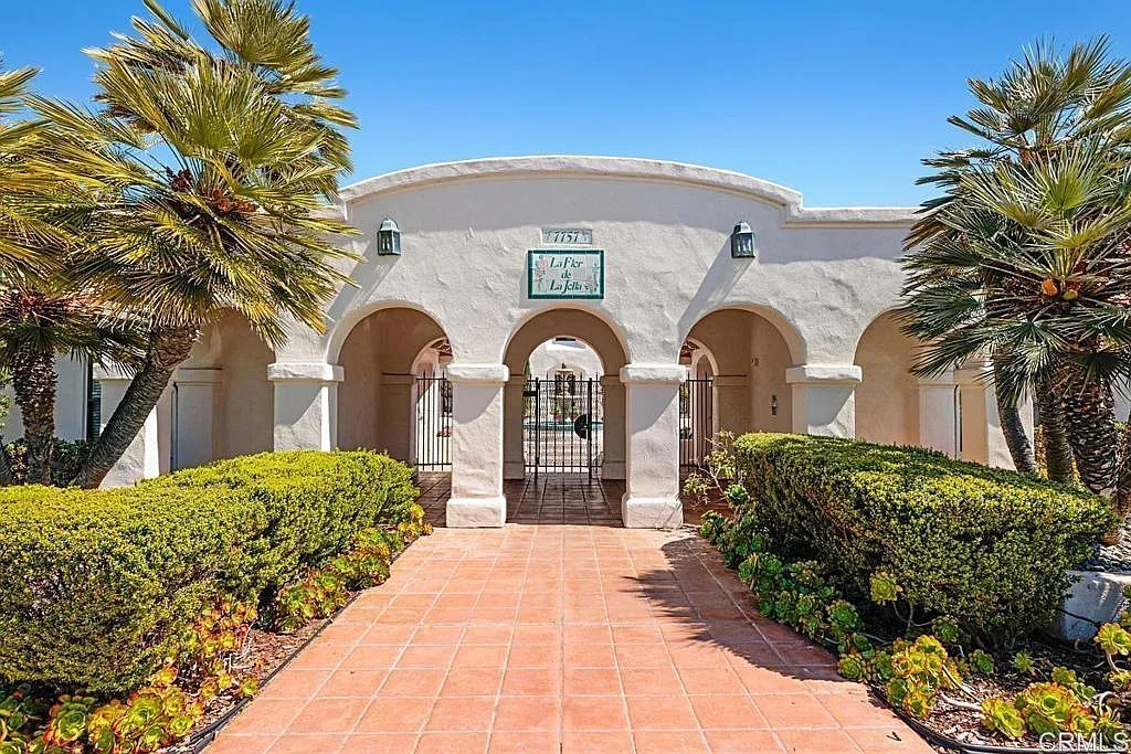 2 bed, 2.0 bath, 997 sqft, $4,570 — Photo 1