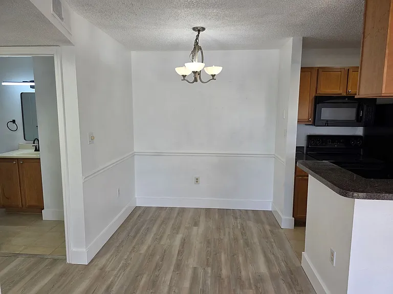 220 Lake Parsons Grn #105 — Photo 8
