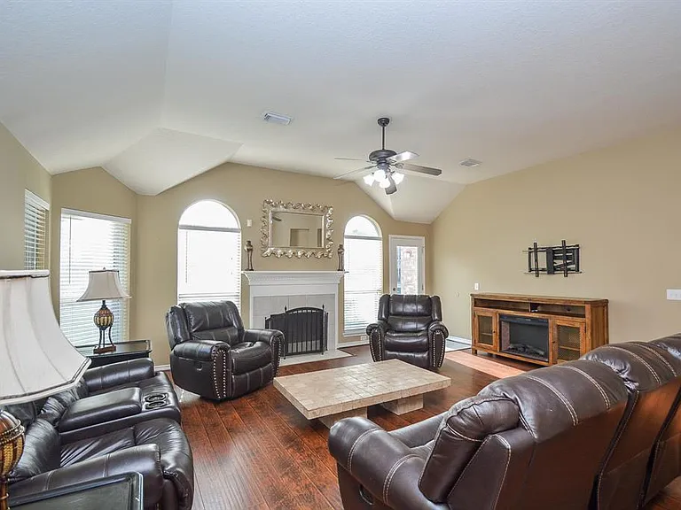 4914 Surrey Park Cir — Photo 13