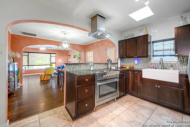 2231 W Woodlawn Ave — Photo 2
