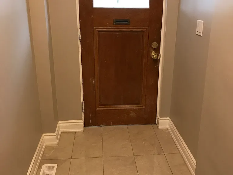 989 Dufferin St #MAIN FLOOR — Photo 2
