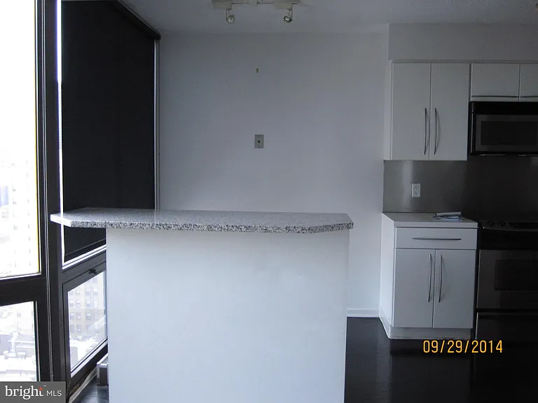 2020 Walnut St #20H — Photo 6