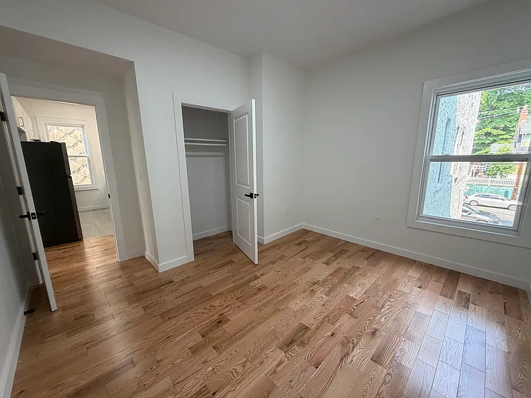 181 Woodside Ave #2R — Photo 3