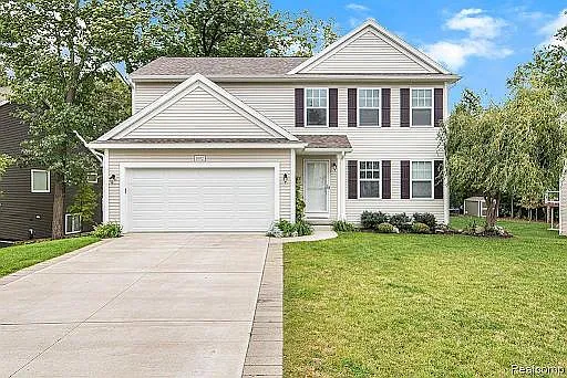 1002 Waters Edge Ln — Photo 1