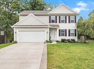 1002 Waters Edge Ln, Fenton, MI 48430