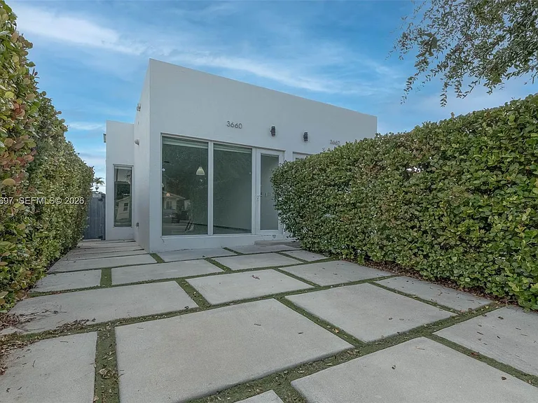 3662 SW 24th Ter #3662 — Photo 1