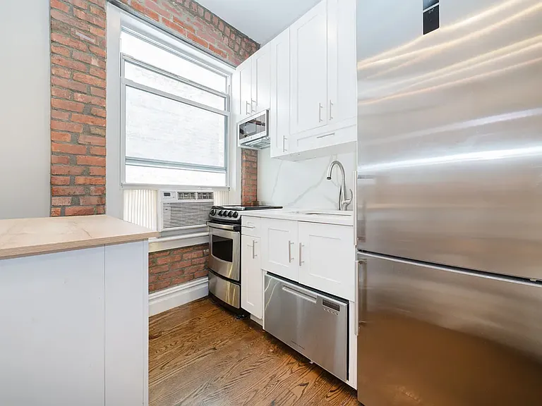 145 W 10th St #6 — Photo 3
