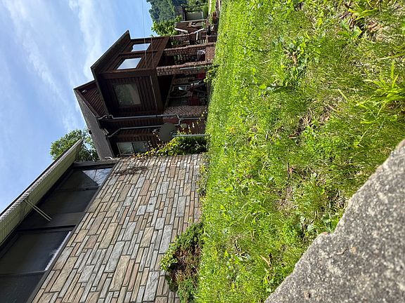3rd image of 124 Laurel St
