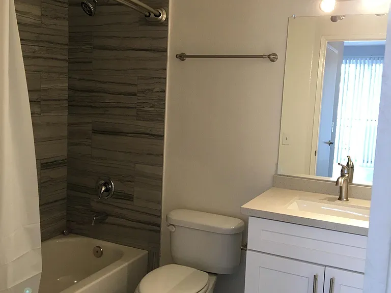 Catalina Apartments — Photo 30