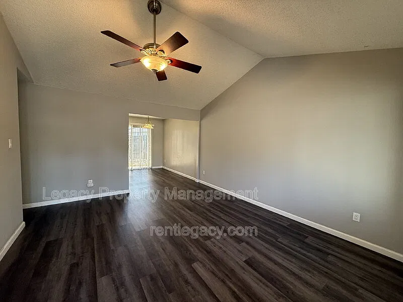 3 bed, 2.0 bath, 944 sqft, $2,250 — Photo 4