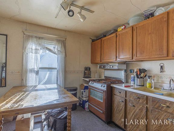5th image of 954 Veto St NW