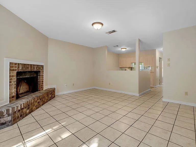 Wren Hollow Dr — Photo 15