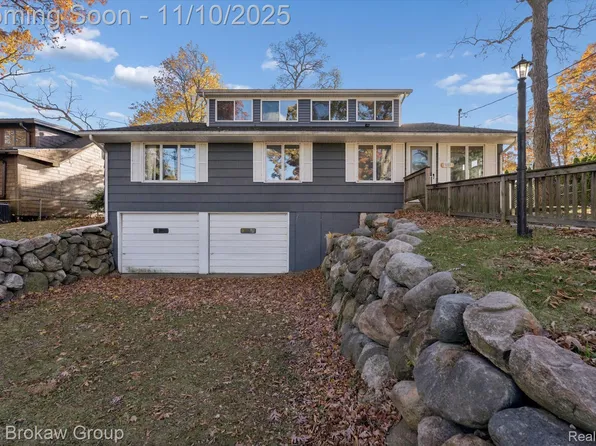 3853 Dorothy Ln, Waterford, MI 48329