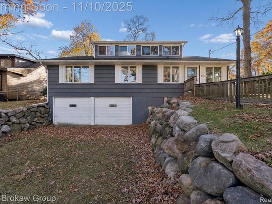 3853 Dorothy Ln, Waterford, MI 48329