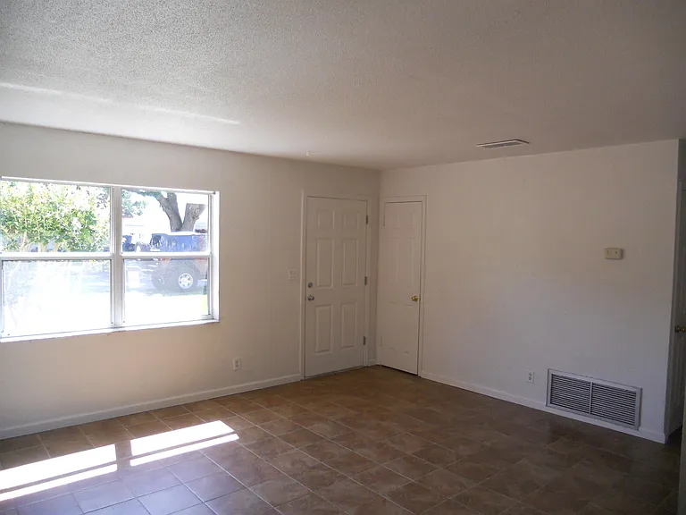 1953 Nelson Ave — Photo 3
