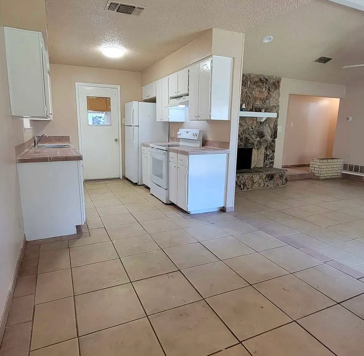 4 bed, 1439 sqft, $2,500 — Photo 4