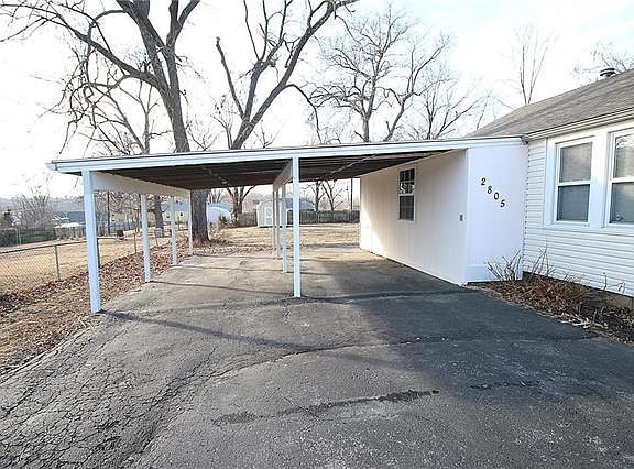 2nd image of 2805 NE 46th St