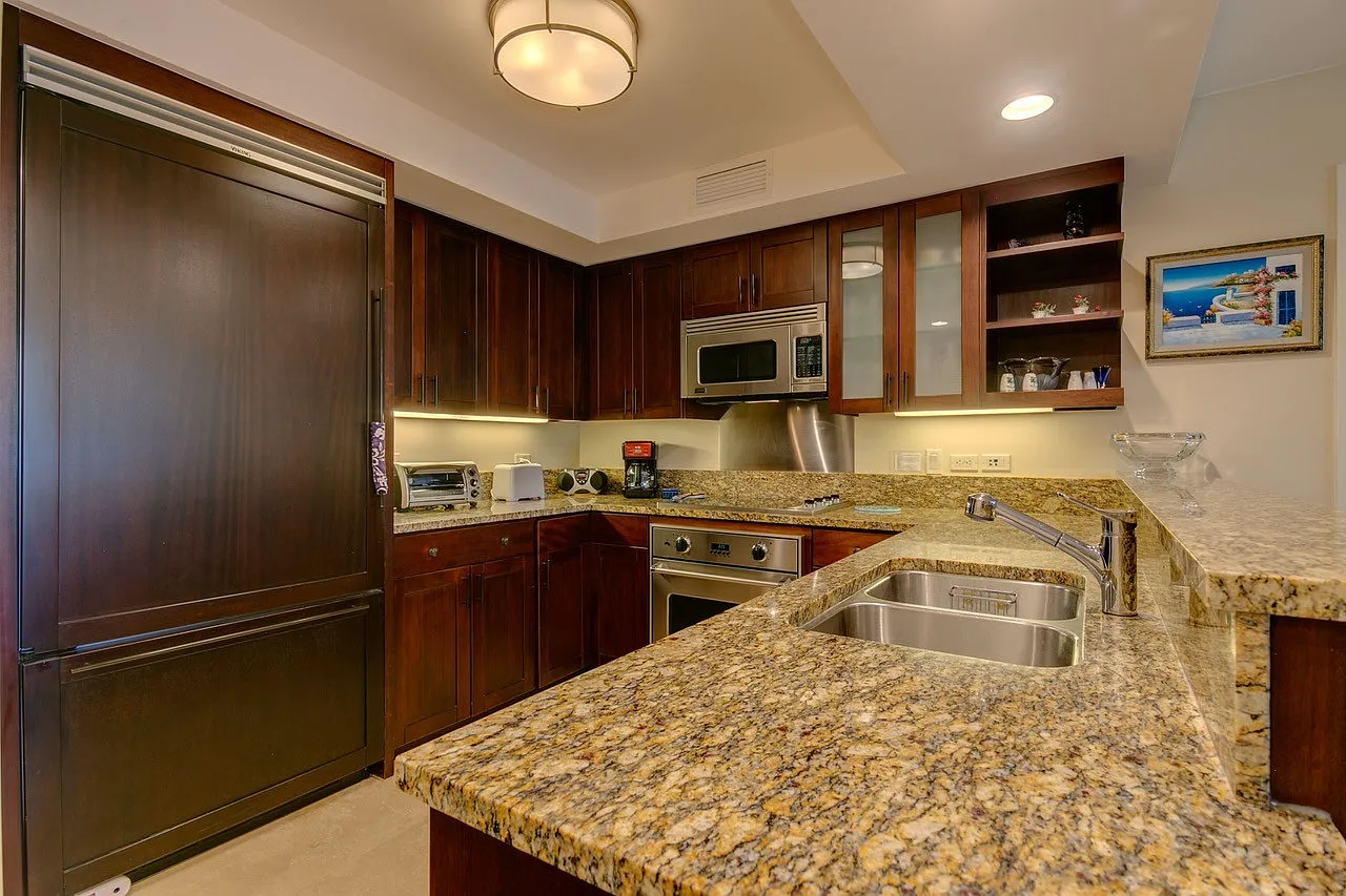 Fully Furnished 2 bedroom in Waikiki! One-Month pricing available! — Photo 2