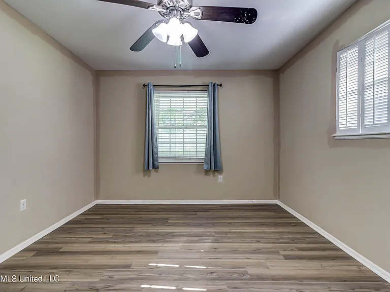 2323 Middlecoff Dr — Photo 25