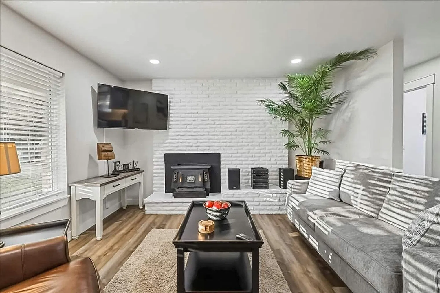 3 bed, 2.0 bath, $4,605 — Photo 2