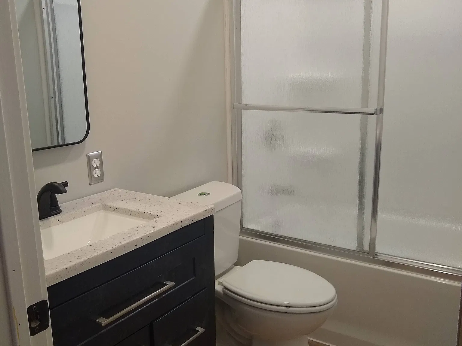 2 bed, 1.0 bath, 850 sqft, $675 — Photo 2