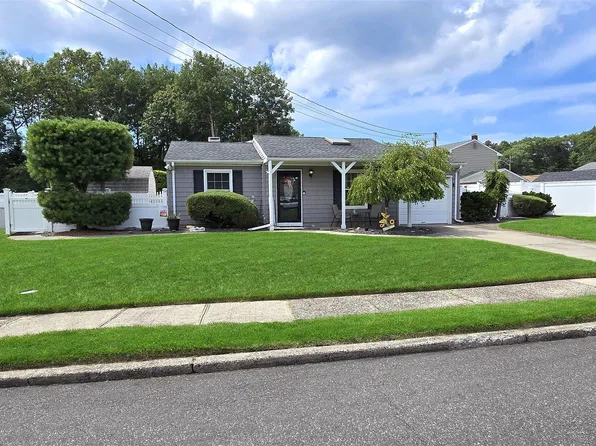 122 Stuyvesant Drive, Port Jefferson Station, NY 11776