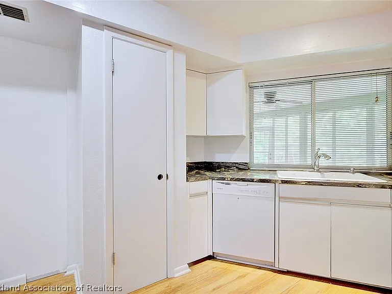 1602 Carrington Ave — Photo 12