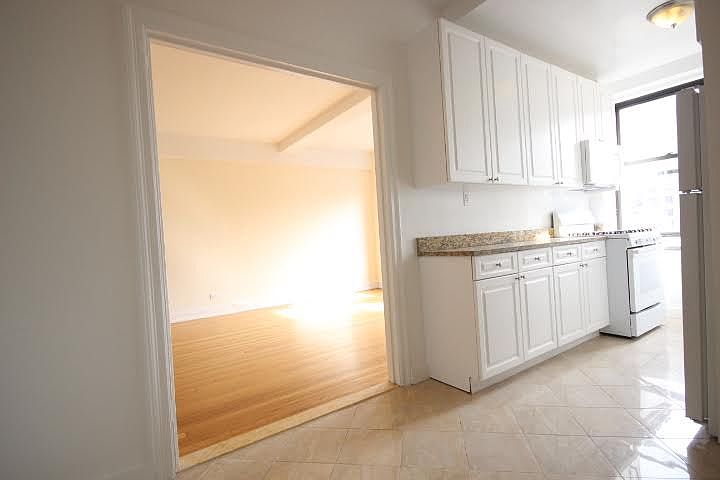 1st image of 225 W 106th St APT 6L