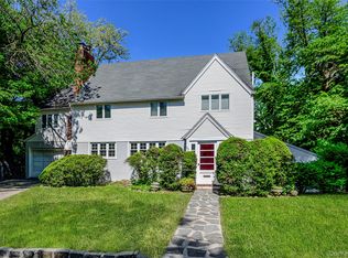 27 Ridge Dr E, Great Neck, NY 11021