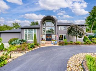 8 Pebblebrook Ln, Moreland Hills, OH 44022