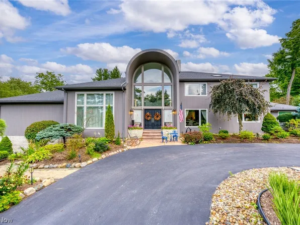 8 Pebblebrook Ln, Moreland Hills, OH 44022