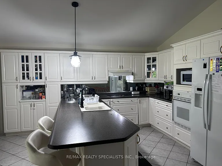 7594 Canterbury Cres — Photo 4
