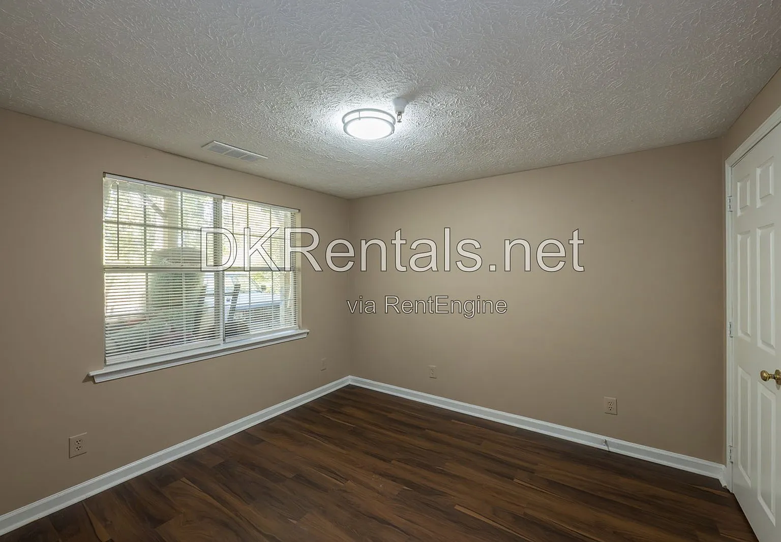 1 bed, 1.5 bath, $1,095 — Photo 3
