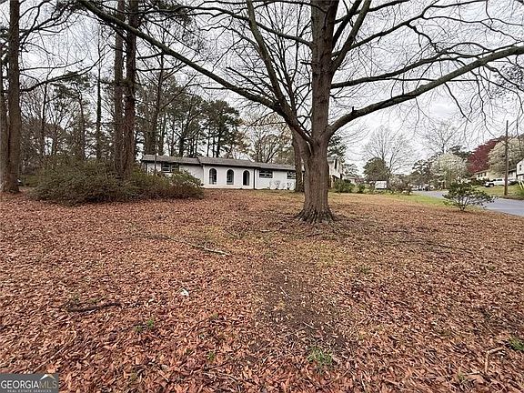 4th image of 1055 Pinecrest Dr