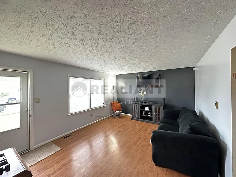 530 Foxwood Dr — Photo 5