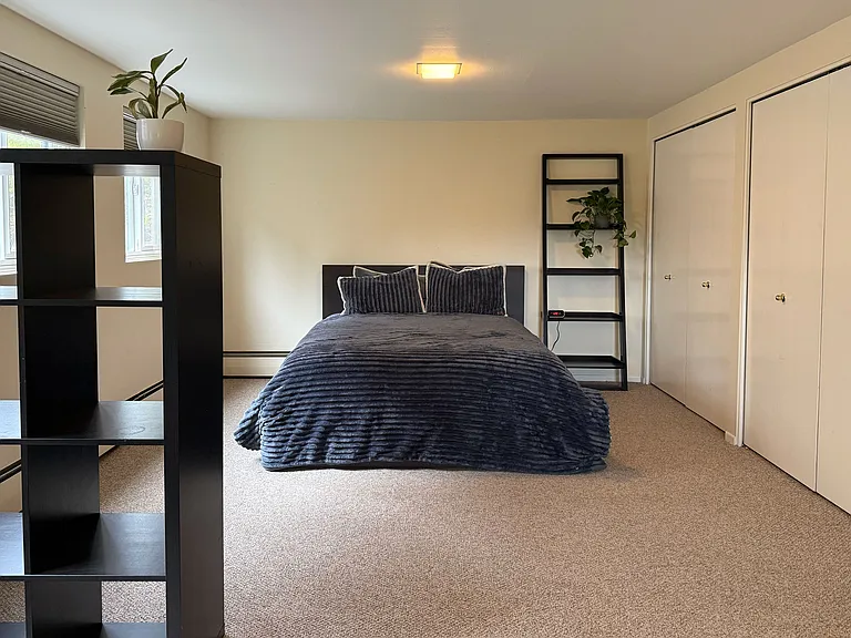 Large bedroom, 24x12ft