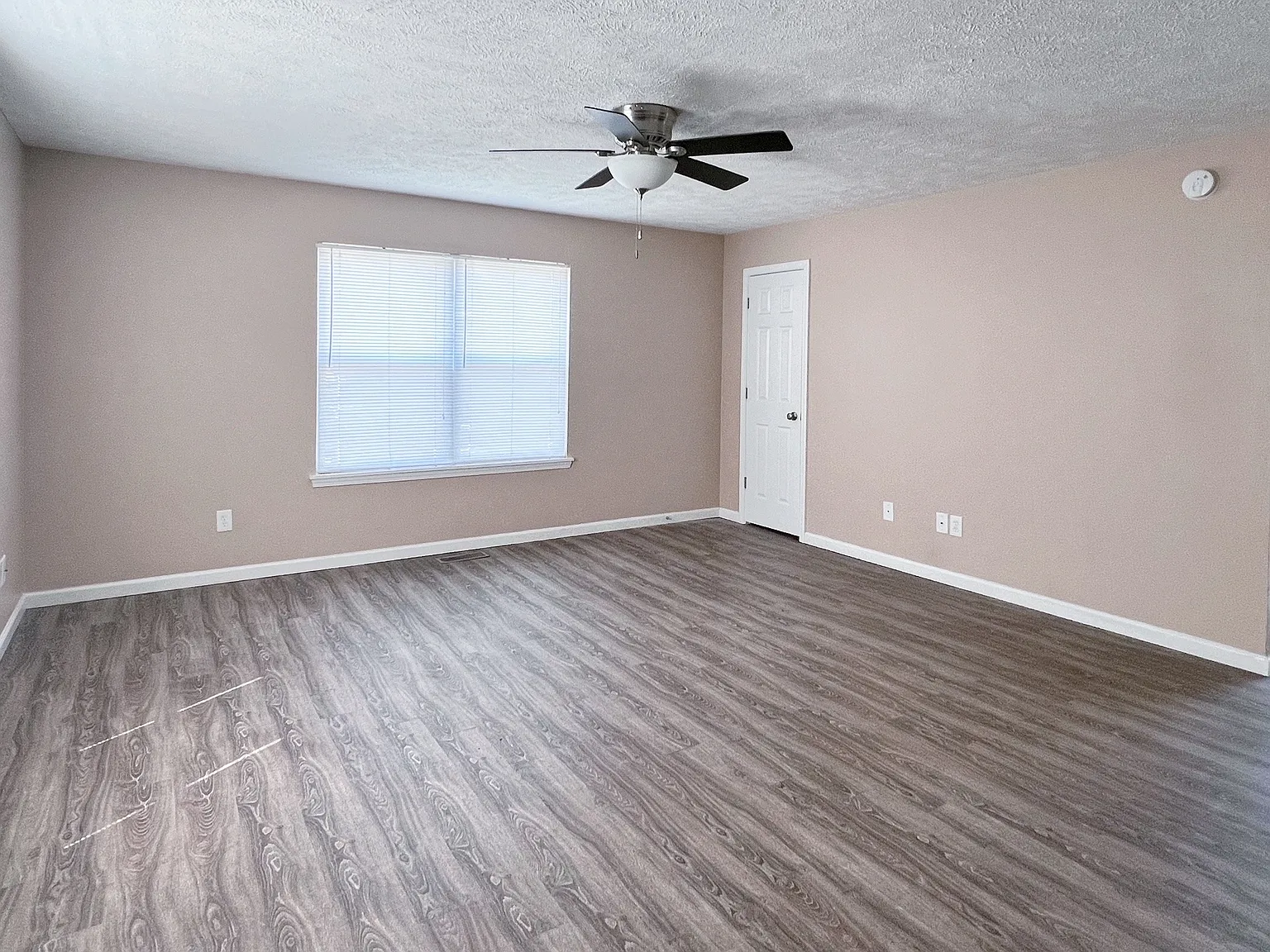 3 bed, 2.5 bath, 1120 sqft, $1,375 — Photo 4