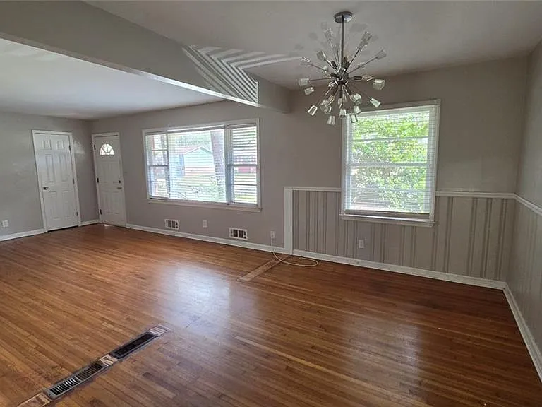136 Hillsdale Dr SE — Photo 4