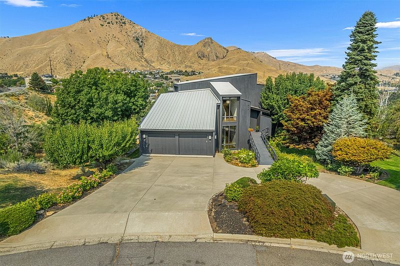2nd image of 916 Skyline Place