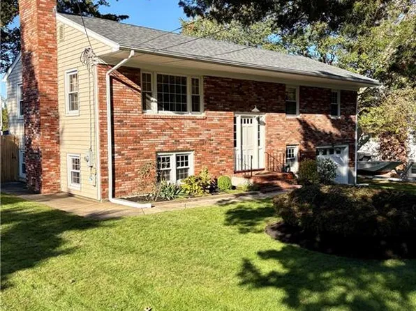 32 San Miguel Dr, Bristol, RI 02809