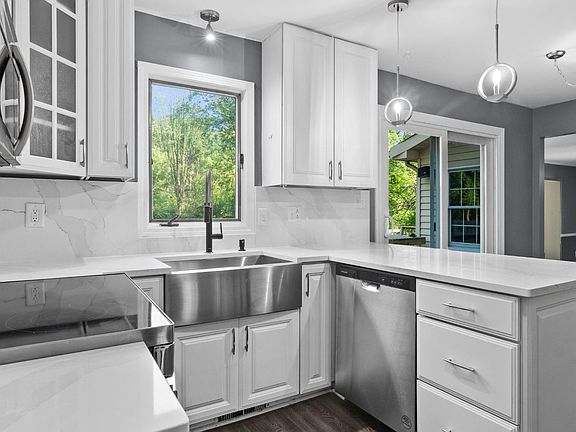 3rd image of 8307 Pine Island Dr
