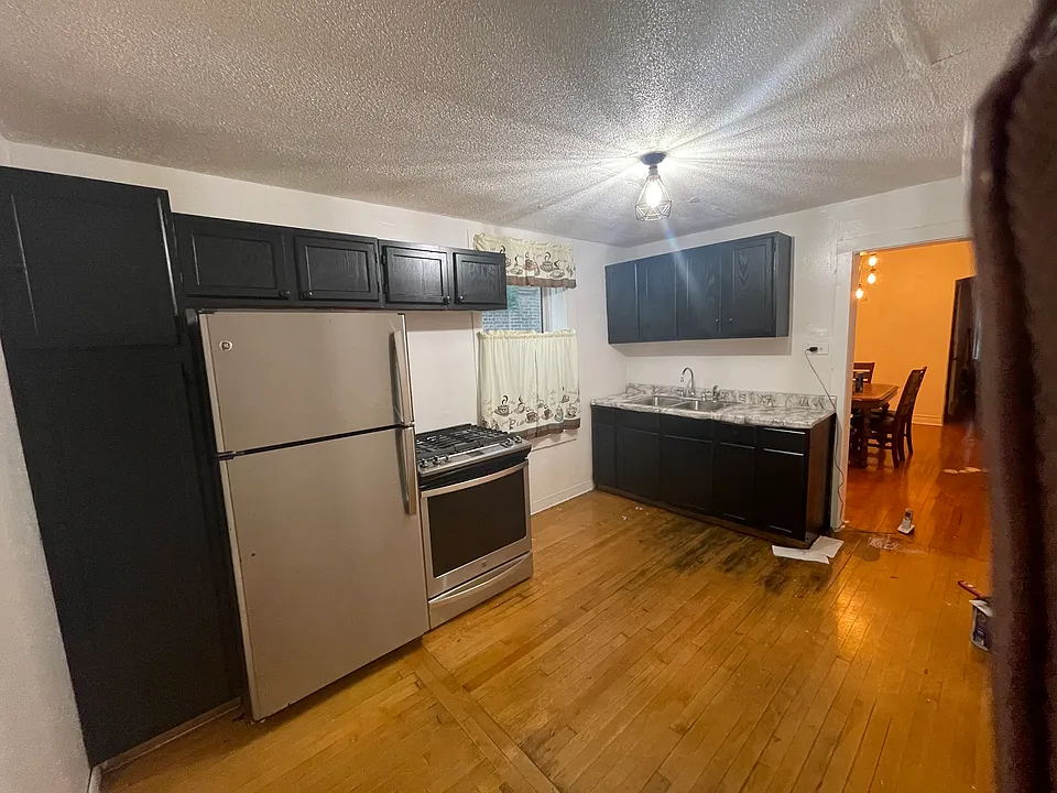 5556 W Cortland St #1