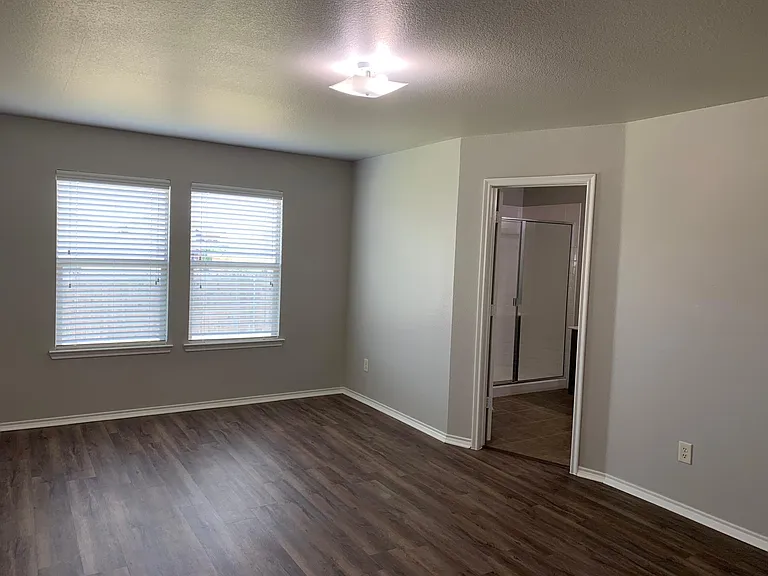 328 Carlyle St — Photo 9