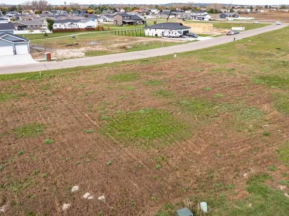 327 Kamrose Dr, Bismarck, ND 58504