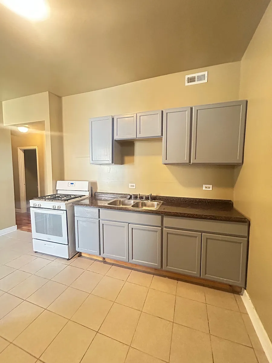 Building Photo - 7836 S Emerald Ave #2
