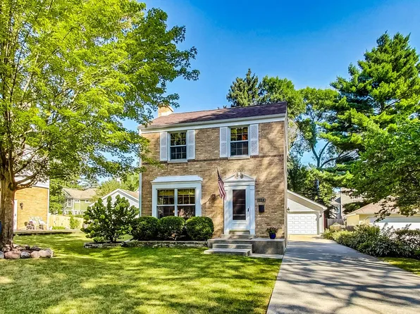730 E Lincoln Ave, Libertyville, IL 60048