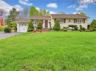 1 Flower Hill Ln, Bay Shore, NY 11706