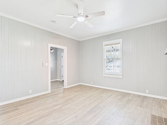 5th image of 112 W Hackberry St